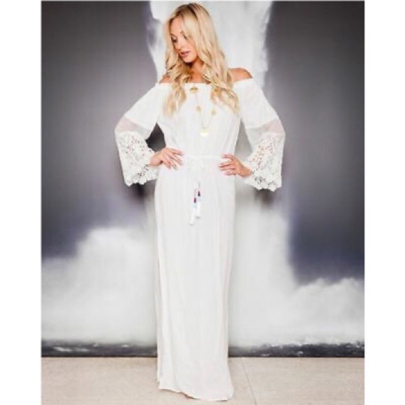 Young Fabulous & Broke Dresses & Skirts - Young Fabulous & Broke off the shoulder maxi dress